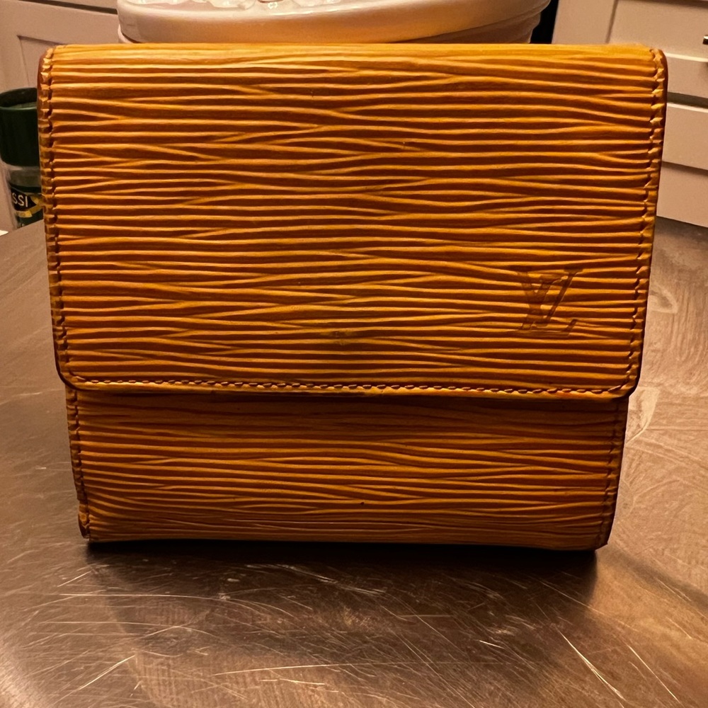 💯 % Authentic Louis Vuitton Epi Leather Elise Wallet   Gold w/purple interior